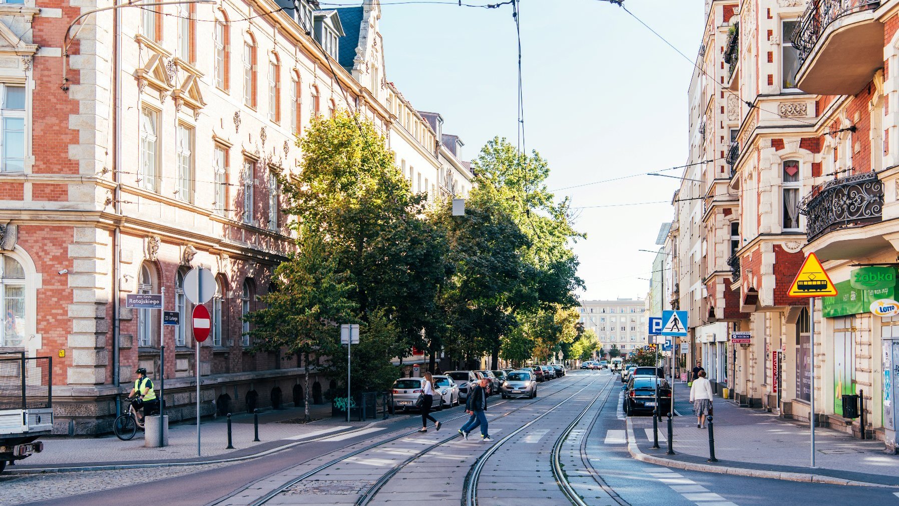 Na zdjęciu ulica 23 Lutego, w centrum torowisko, widać przechodniów i budynki