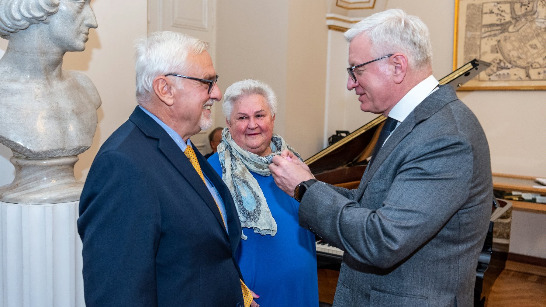 Na zdjęciu Jacek Jaśkowiak, prezydent Poznania, przypina medal mężczyźnie