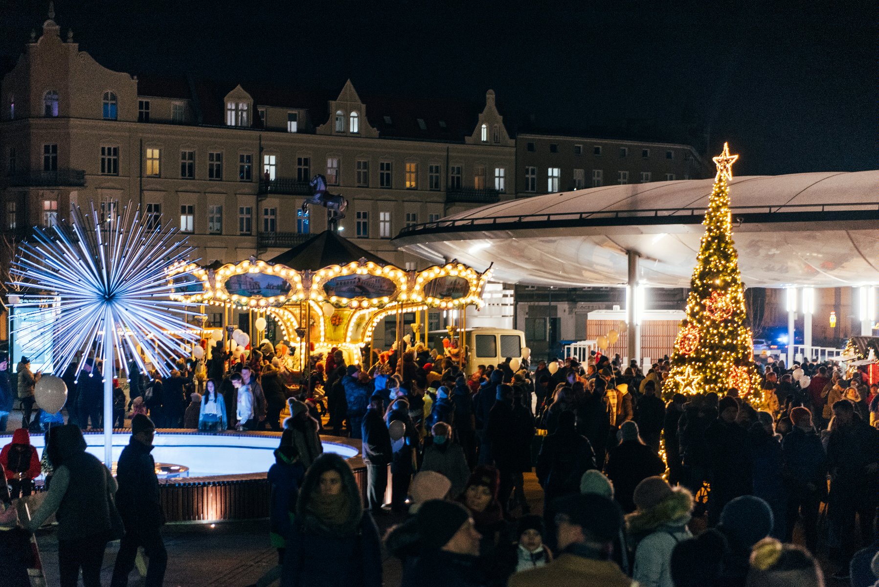 Galeria zdjęć przedstawia jarmark świąteczny na rynku Łazarskim. - grafika artykułu