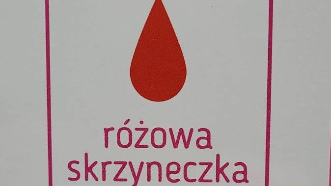 Galerai zdjęć przedstawia skrzynkę z napisem "różowa skrzyneczka, tu znajdziesz darmowe podpaski i tampony".