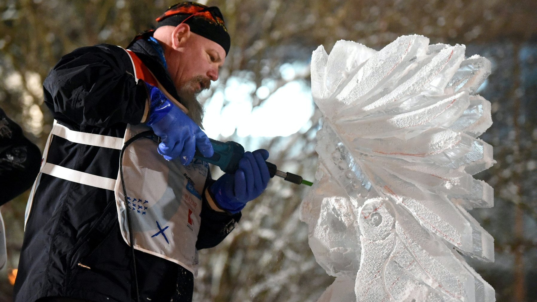 Galeria zdjęć przedstawia rzeźby w lodzie wykonane podczas zeszłorocznej edycji Poznań Ice Festival. - grafika artykułu