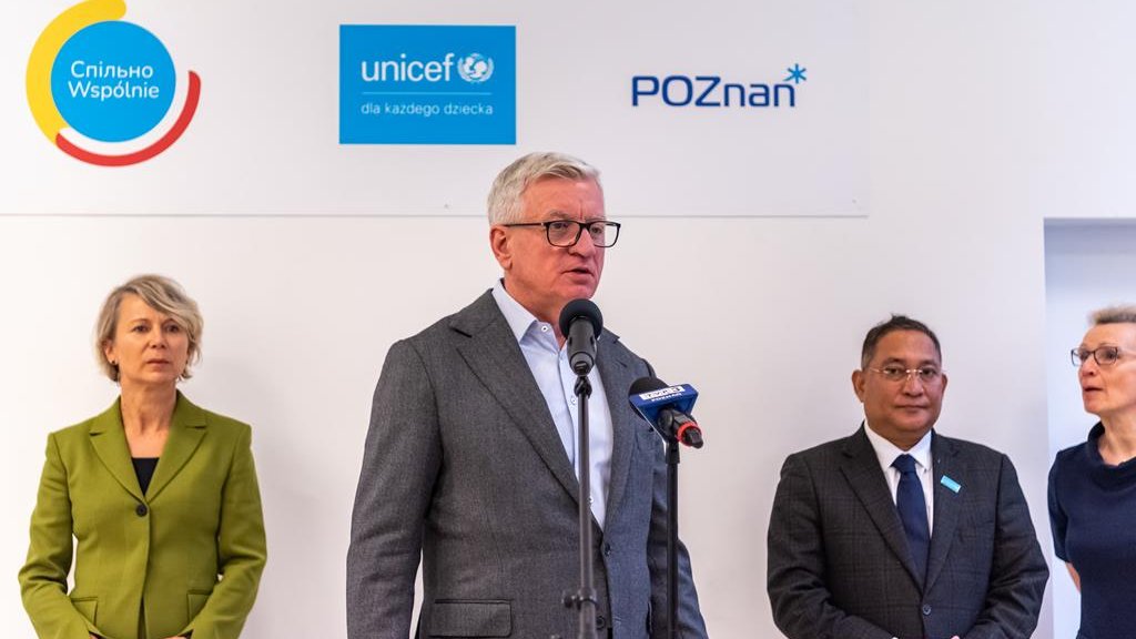 Na zdjęciu konferencja prasowa; obok siebie stoją prezydent Poznania, przedstawiciel UNICEF i dyrektorka Wydziału Rozwoju i Współpracy Międzynarodowej UMP