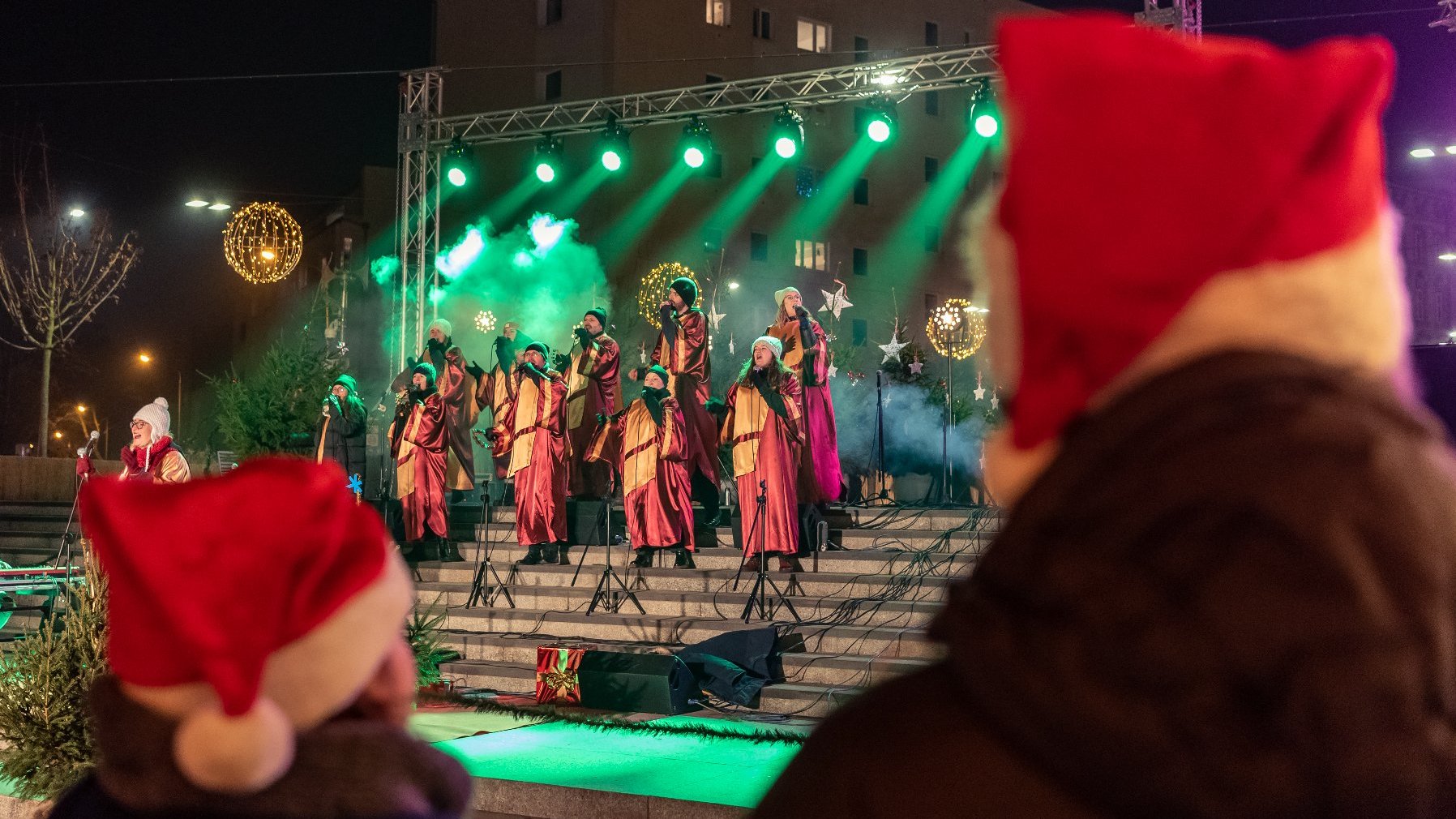 Galeria zdjęć przedstawia imprezę Silent Night na rynku Łazarskim.