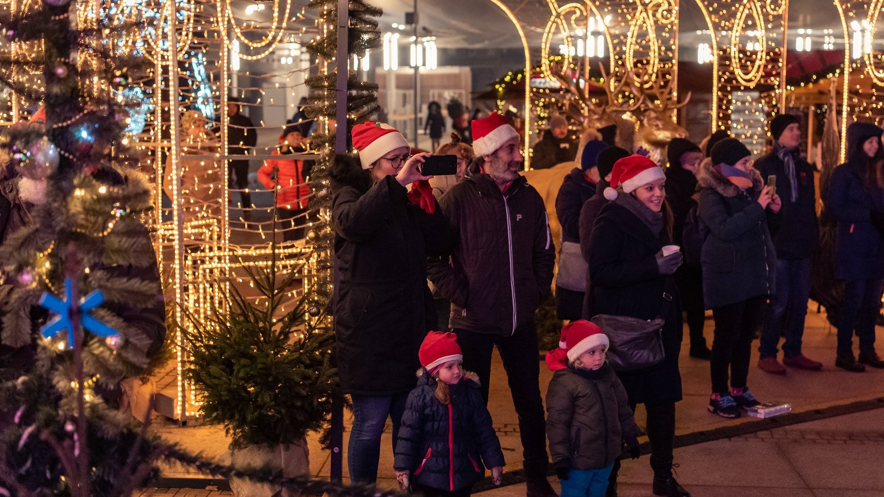 Galeria zdjęć przedstawia imprezę Silent Night na rynku Łazarskim.