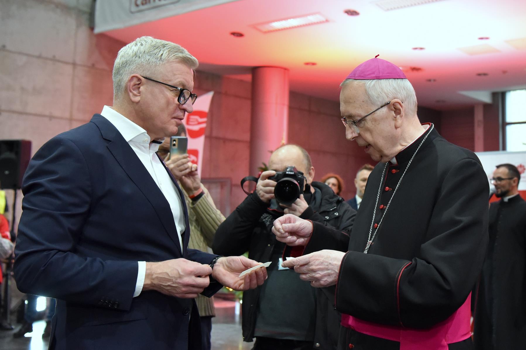 Na zdjęciu Jacek Jaśkowiak przełamuje się opłatkiem z abp Staniwsławem Gądeckim - grafika artykułu