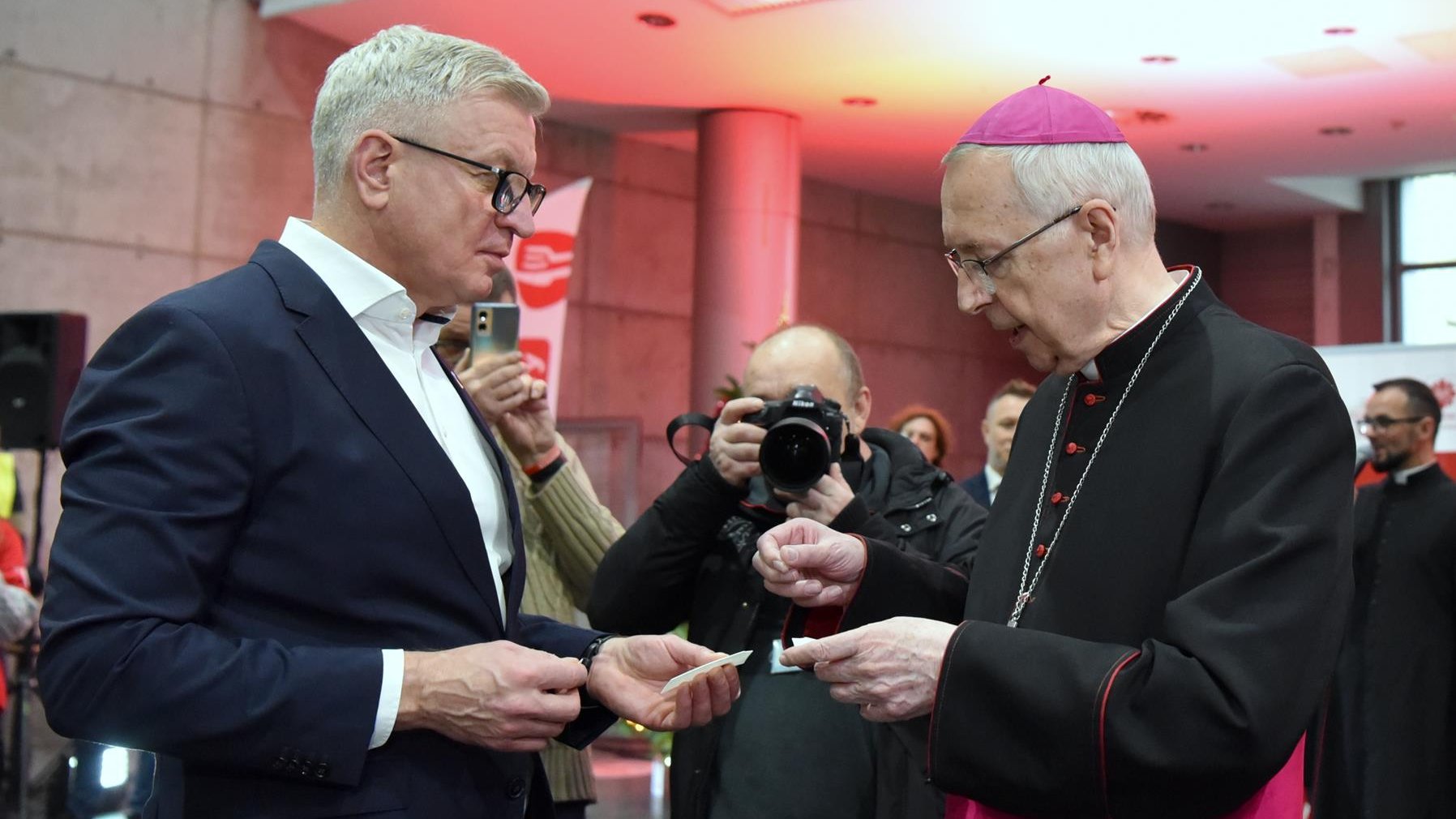 Na zdjęciu Jacek Jaśkowiak przełamuje się opłatkiem z abp Staniwsławem Gądeckim