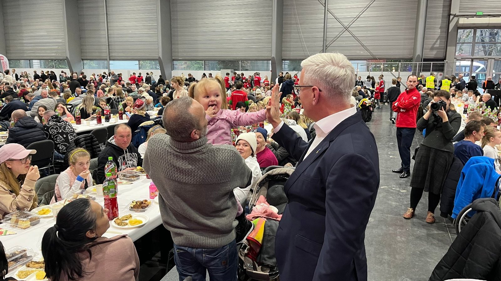 Na zdjęciu prezydent Poznania przybija "piątkę" małej dziewczynce