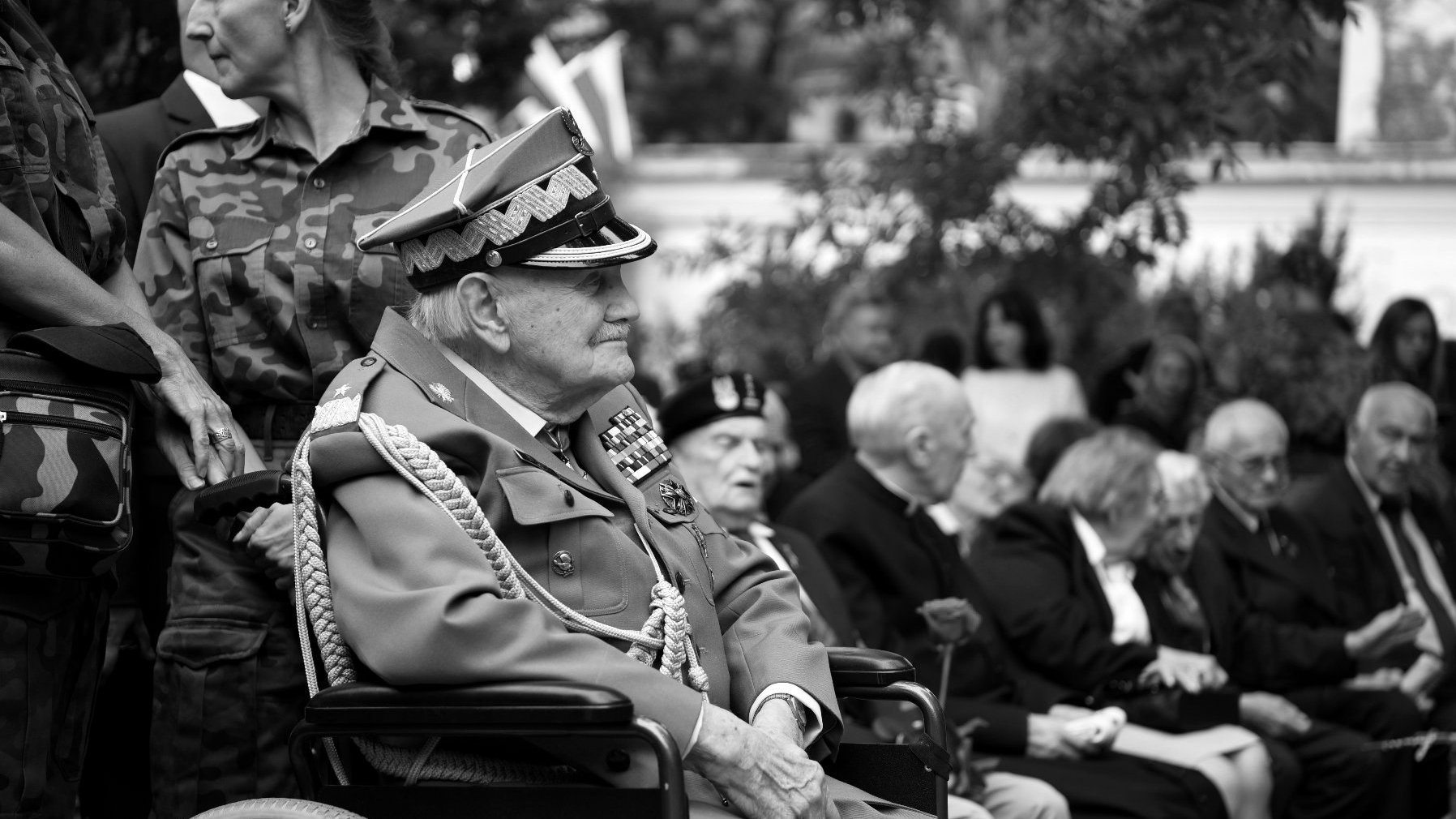 Na zdjęciu generał siedzący na wózku