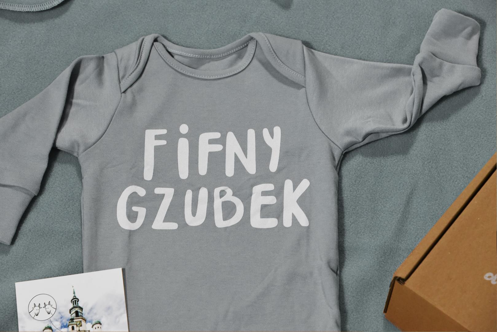 Na zdjęciu ubranko dziecięce z napisem "fifny gzubek" - grafika artykułu