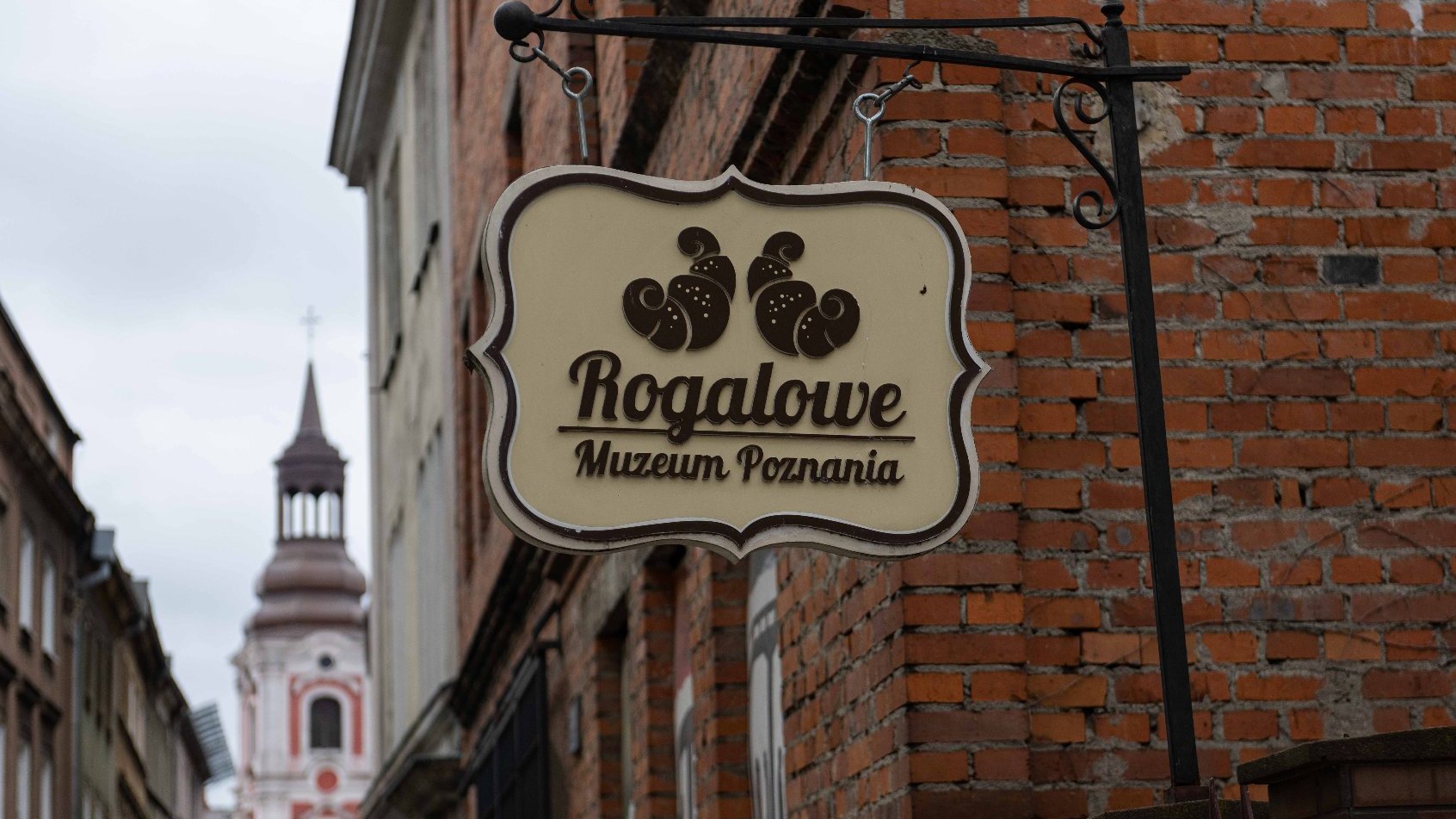 Galeria zdjęć przedstawia szyld semaforowy z napisem: Rogalowe Muzeum Poznania.