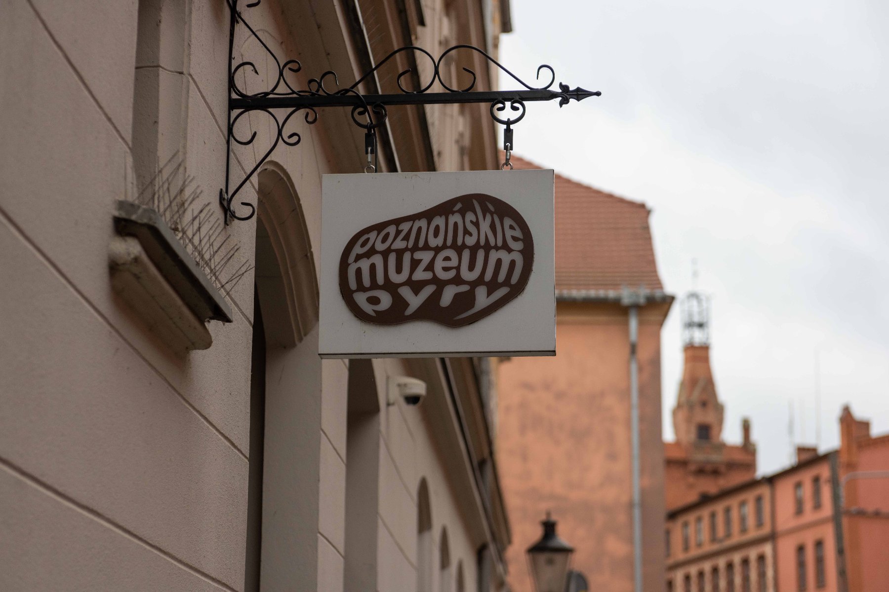 Galeria zdjęć przedstawia szyld semaforowy z napisem: Poznańskie Muzeum Pyry. - grafika artykułu
