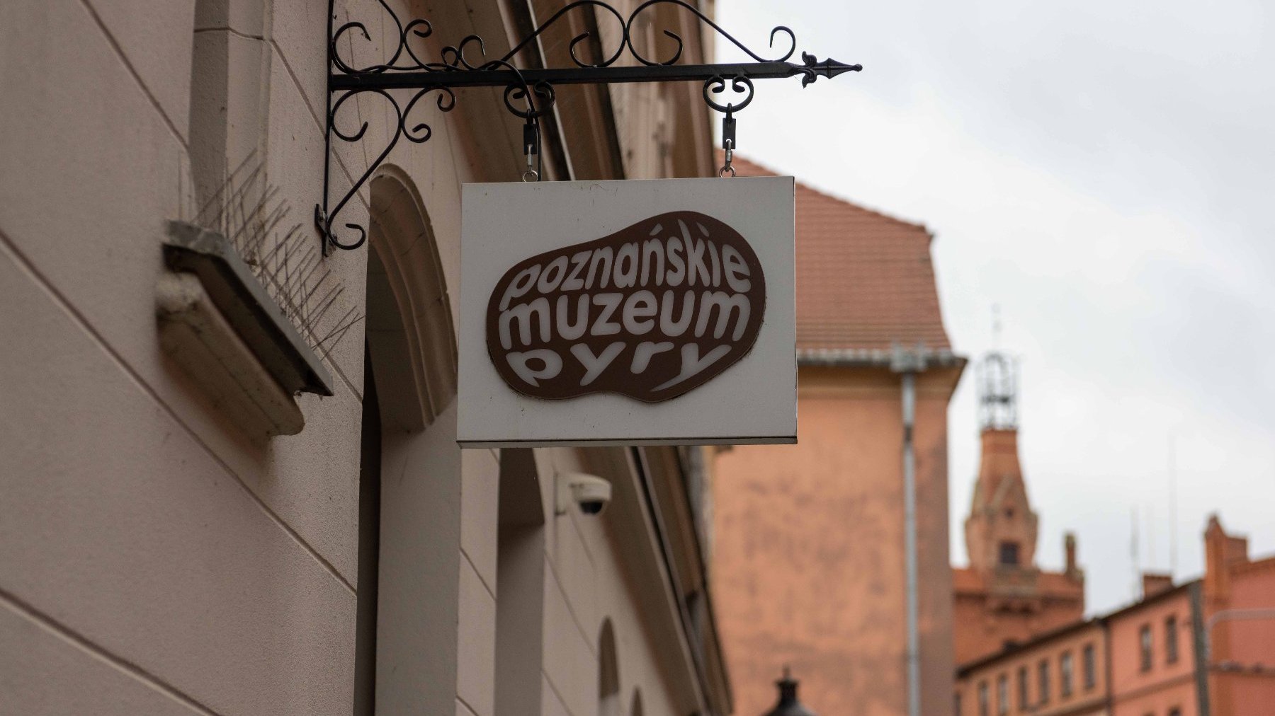 Galeria zdjęć przedstawia szyld semaforowy z napisem: Poznańskie Muzeum Pyry.