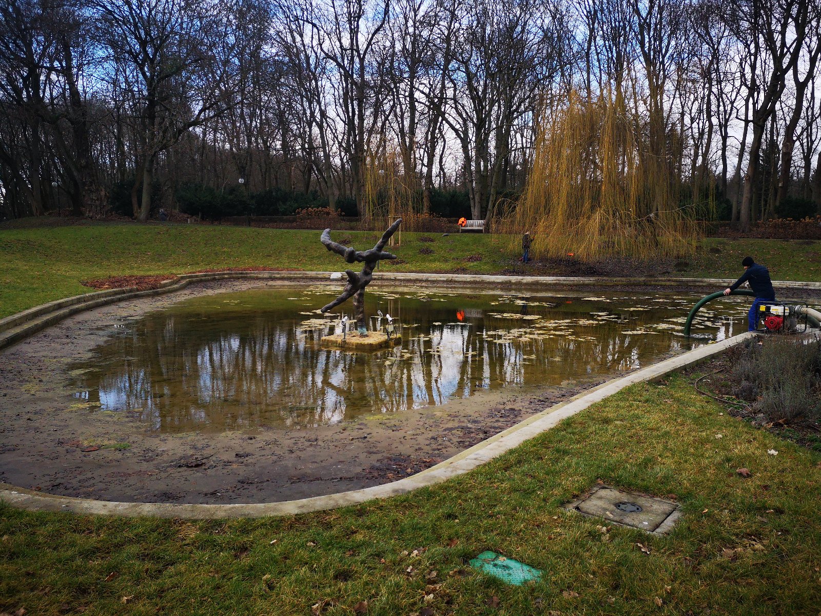 Galeria zdjęć przedstawiająca zbiornik wodny na Cytadeli, z którego wypompowywana jest woda - grafika artykułu