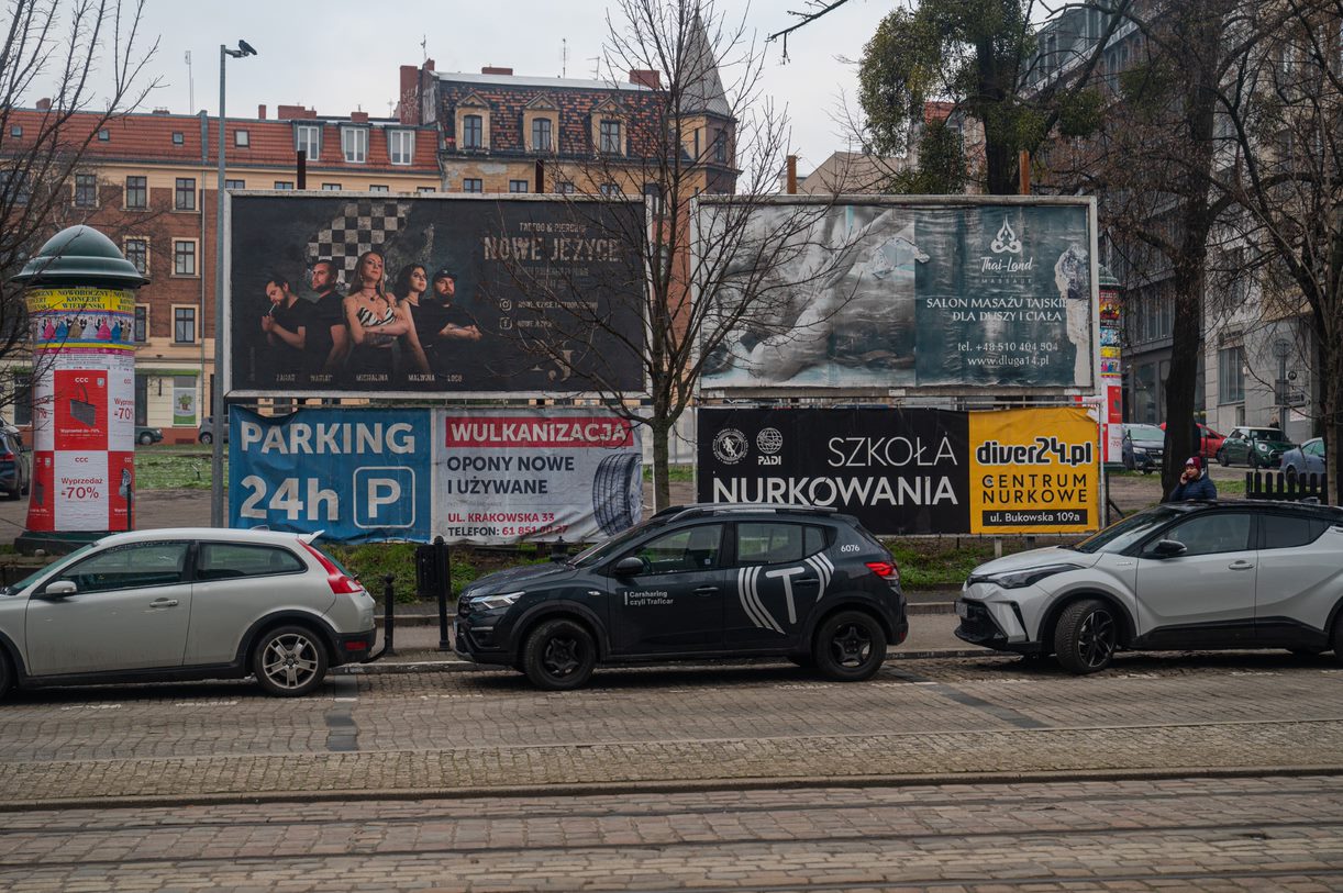 Zdjęcie przedstawia plac Wiosny Ludów, na którym ustawionych jest kilka bilboardów i słupów reklamowych. - grafika artykułu