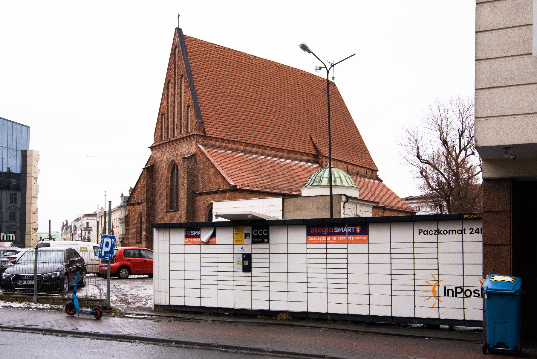 Galeria zdjęć przedstawia automaty paczkowe ustawione w centrum miasta. - grafika artykułu