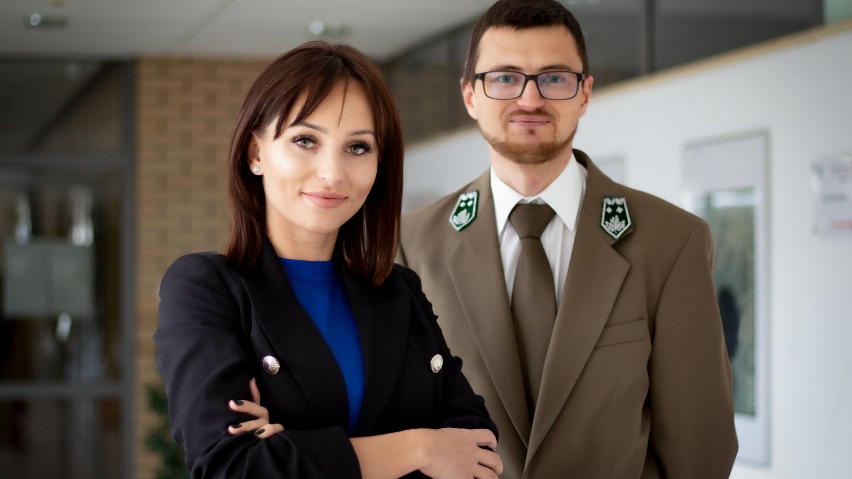 Na zdjęciu znajduje się kobieta i mężczyzna, patrzą w obiektym i lekko się uśmiechają