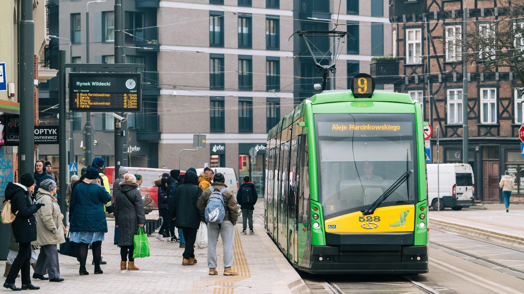 Tramwaj nr 9 na przystanku Rynek Wildecki