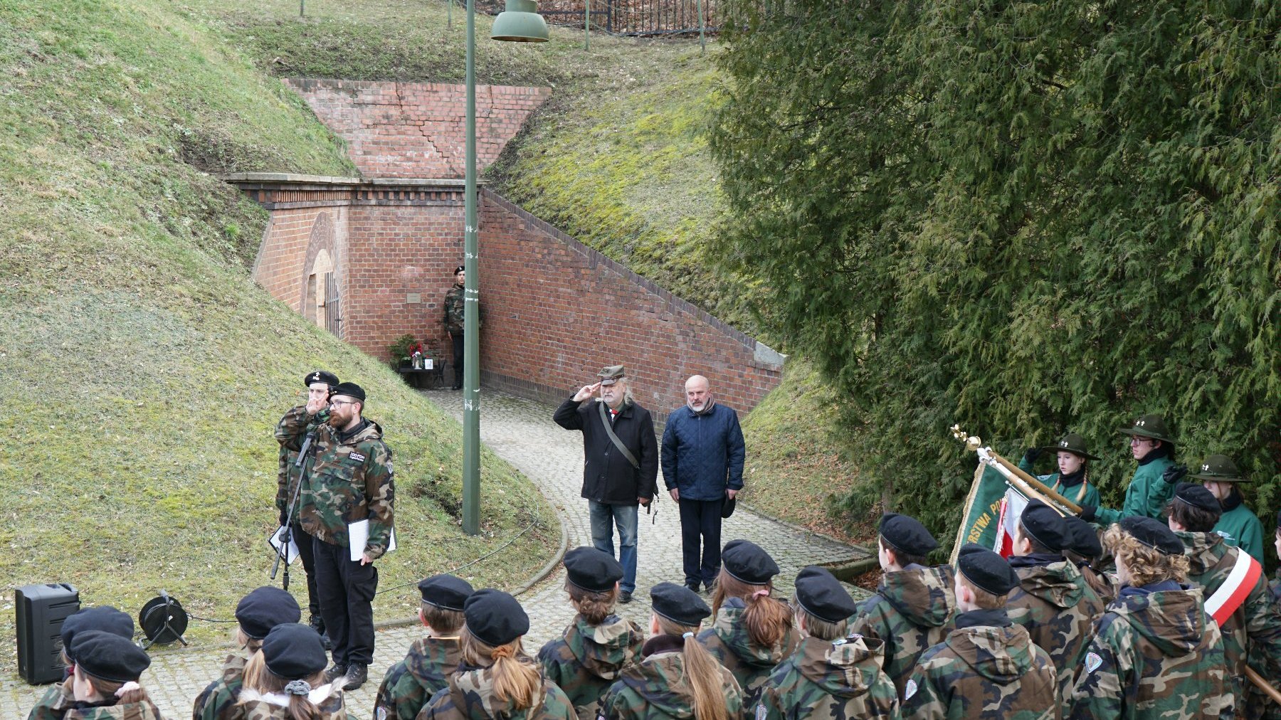 Na zdjęciu Fort VII, widać harcerzy i zgromadzonych ludzi