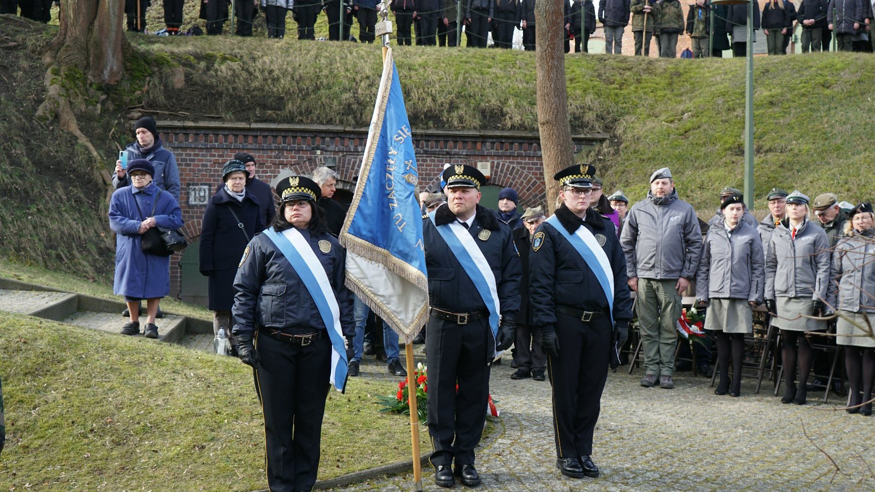 Na zdjęciu uroczystość w Forcie VII, na pierwszym planie poczet sztandarowy