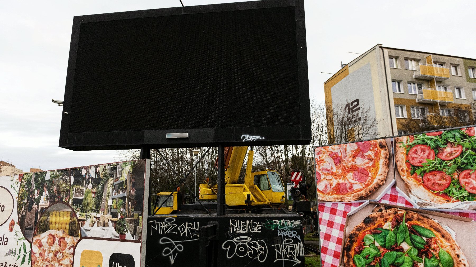 Galeria zdjęć przedstawia szyldy i tablice reklamowe.