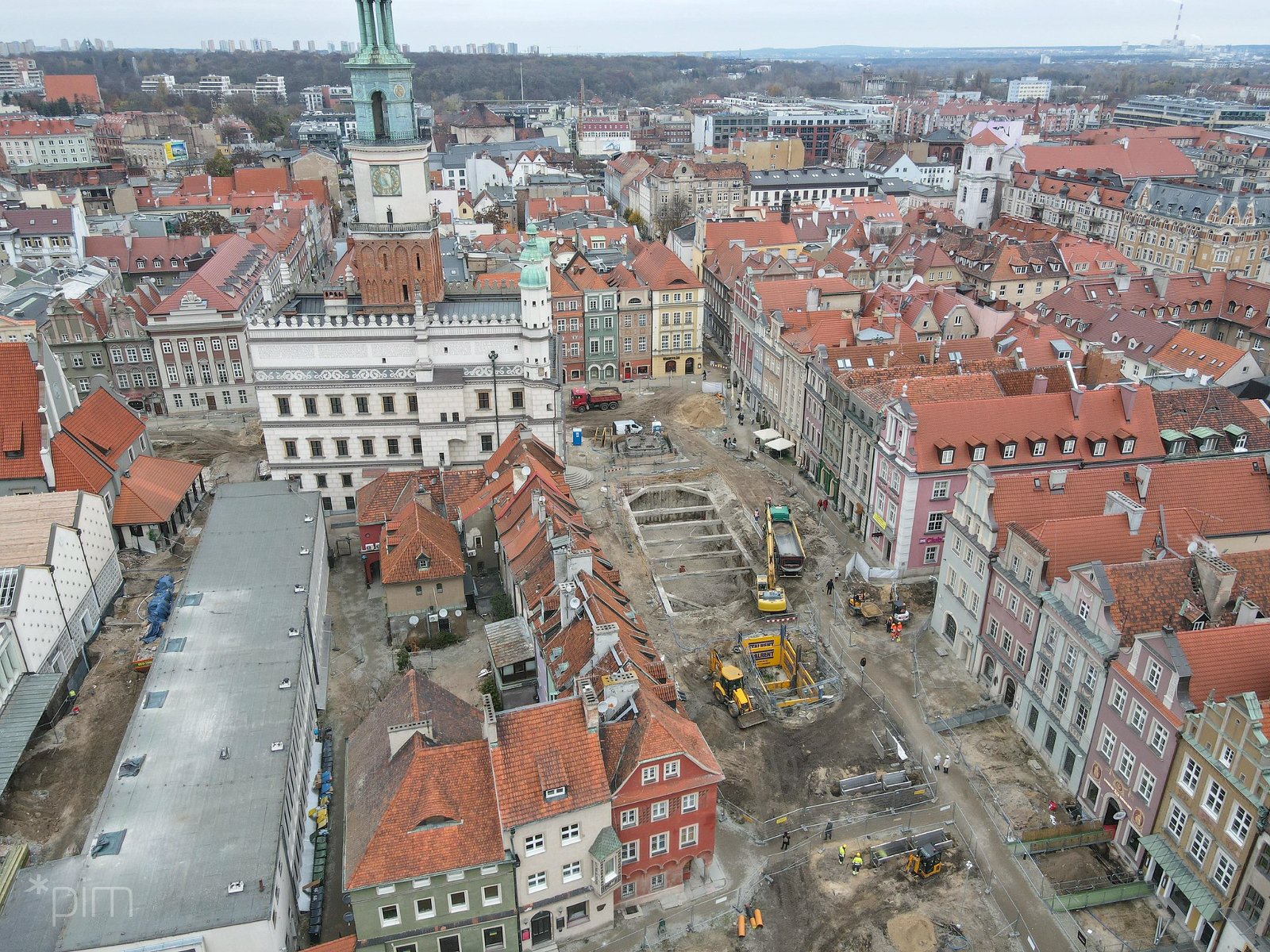 Widok na przebudowywany Stary Rynek z ratuszem - grafika artykułu