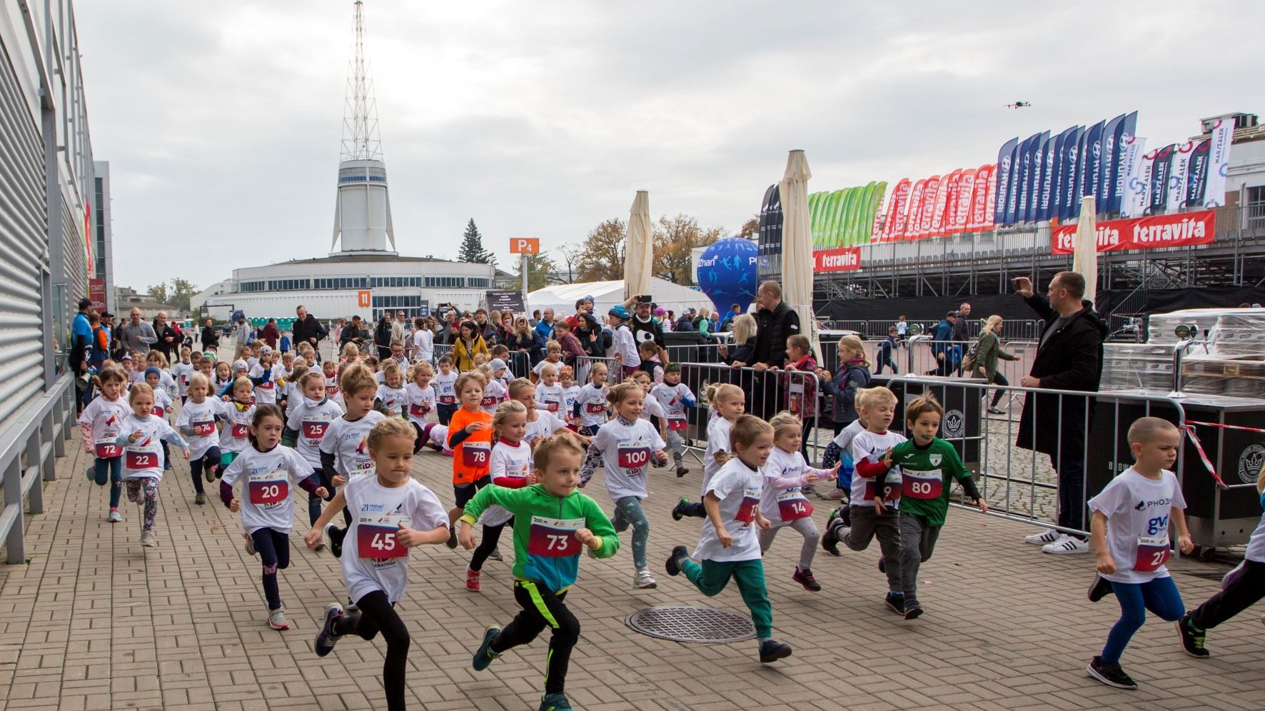 Dzieci biegnące podczas jednej z poprzedniej edycji Phoenix Kids Półmaratonu