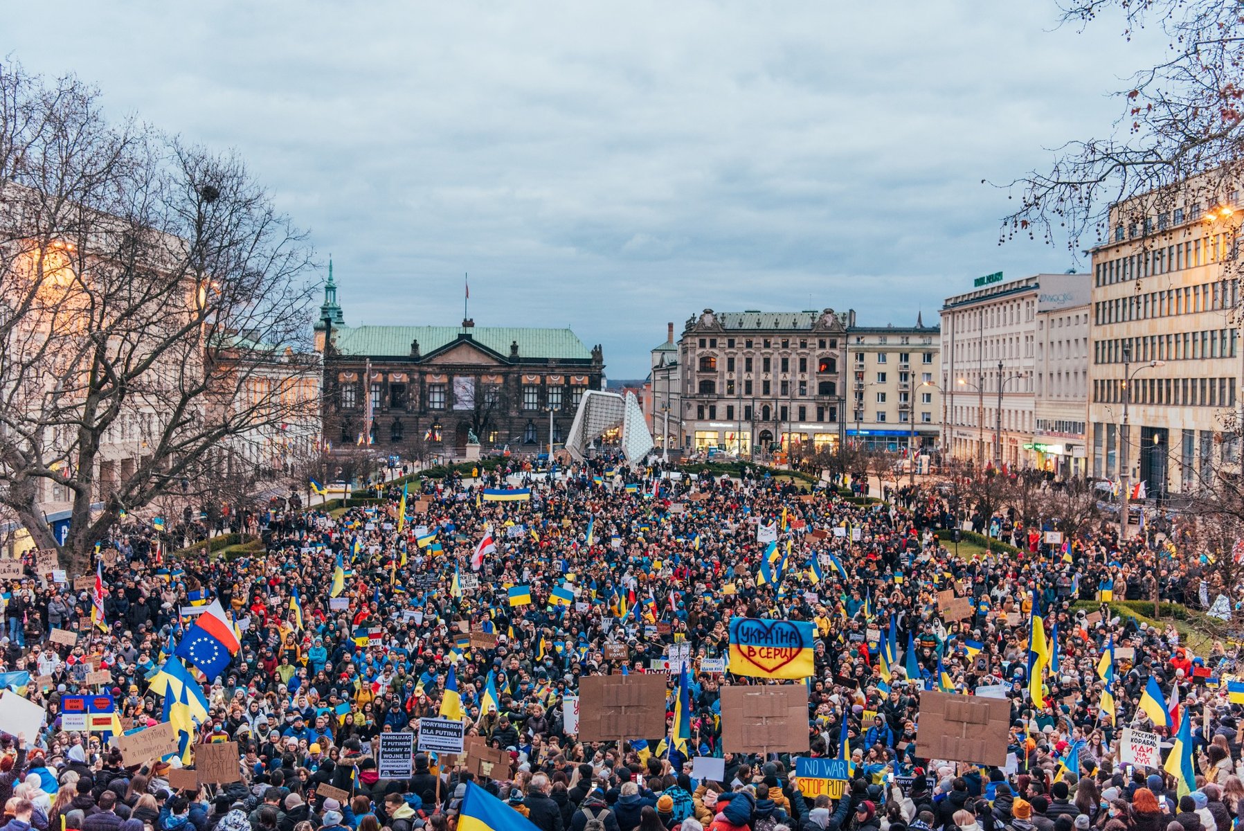 Na zdjęciu tłum ludzi na placu Wolności, protestujących przeciwko wojnie - grafika artykułu