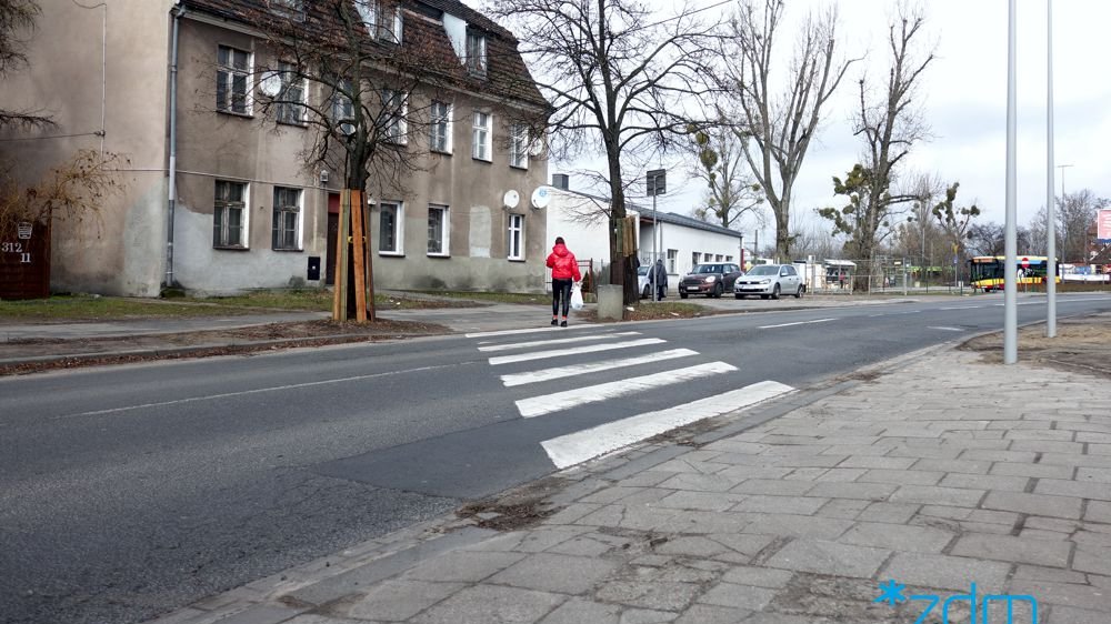 Galeria zdjęć pokazująca jak wygląda chodnik na Dębcu przed remontem