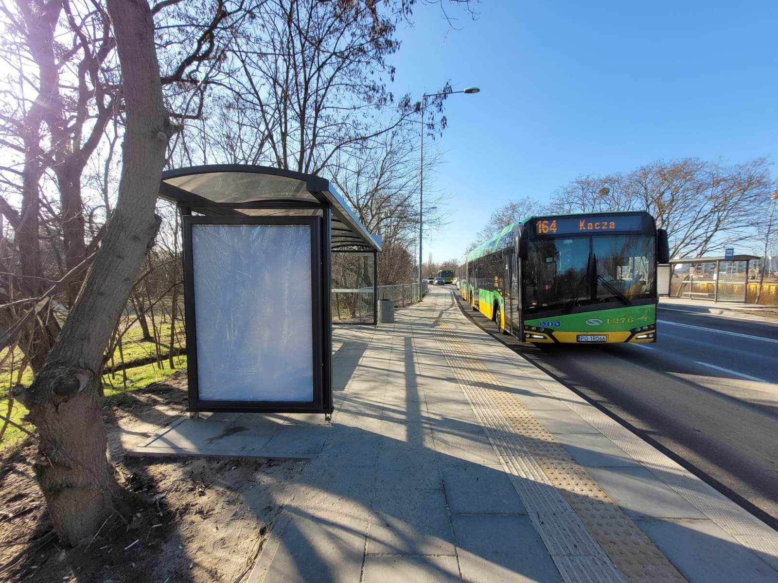 Zdjęcie odnowionego przystanku i wiaty - grafika artykułu