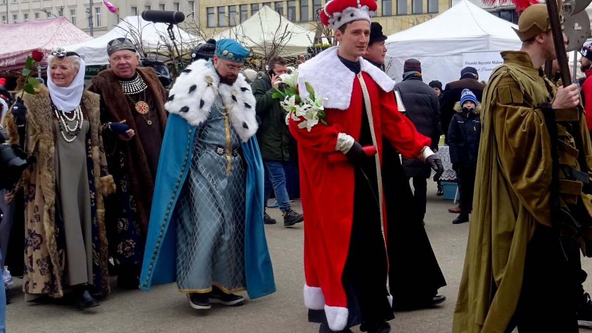 Na zdjęciu mężczyźni w strojach królów idący ulicą