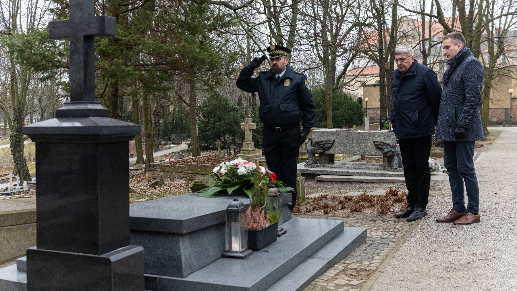 Galeria zdjęć ze złożenia kwiatów na grobie Cyryla Ratajskiego