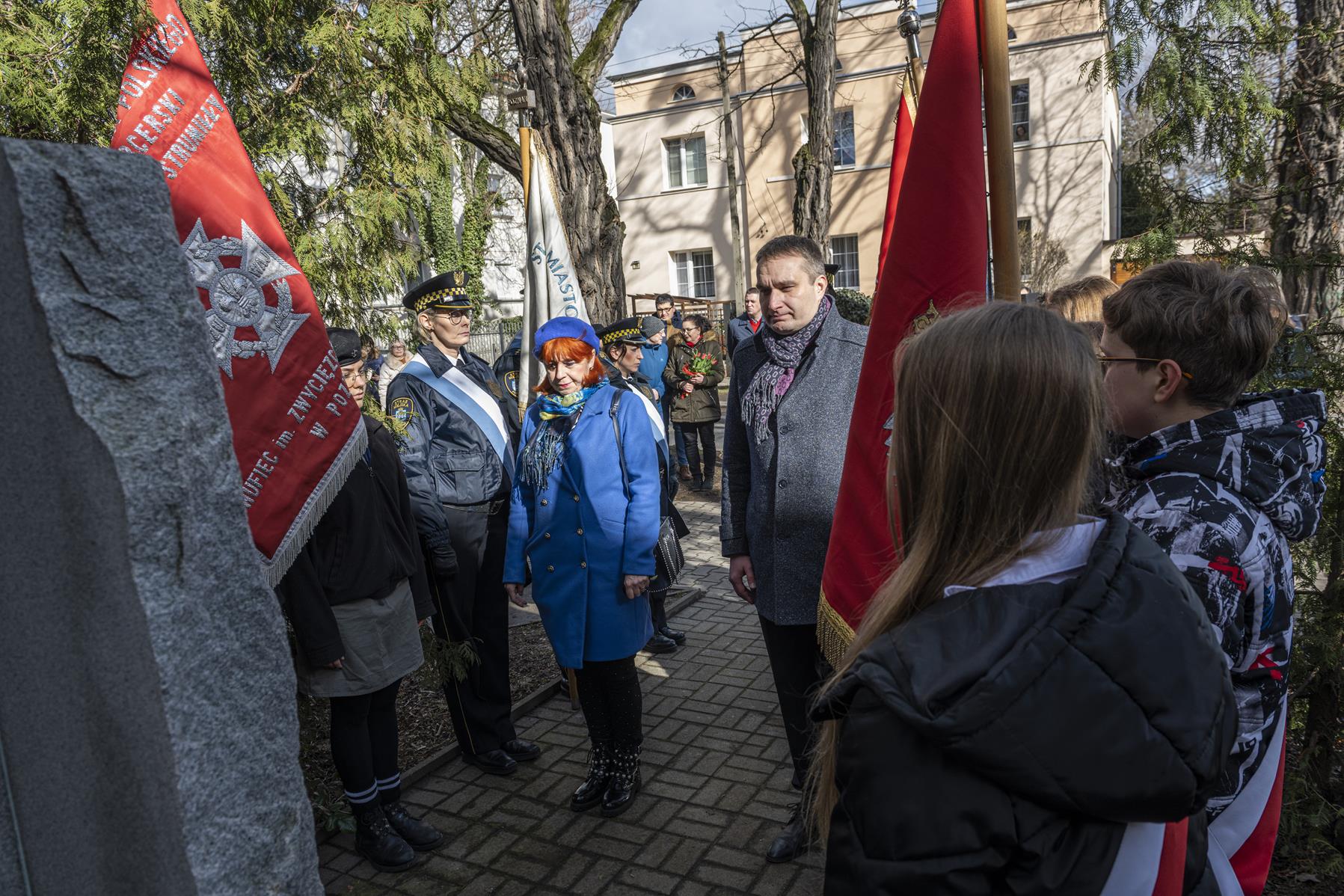 Na zdjęciu zastępca prezydenta Poznania składa kwiaty pod pomnikiem - grafika artykułu