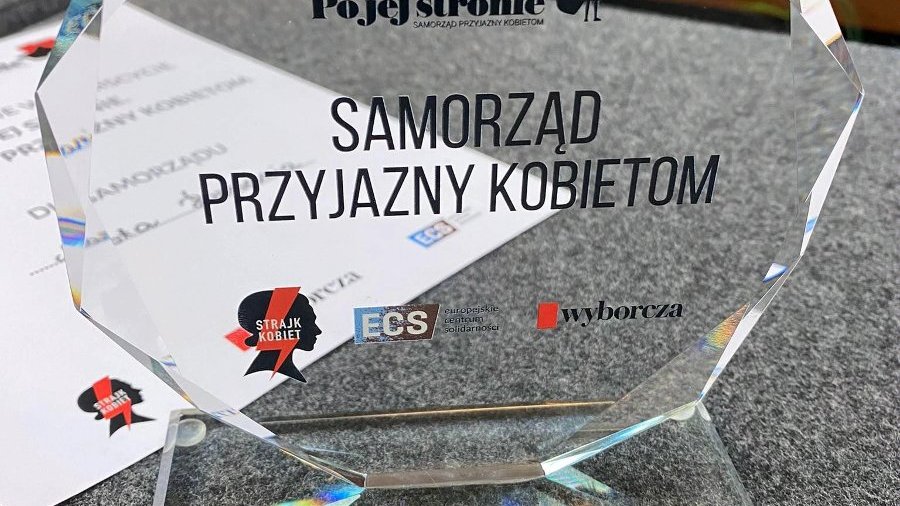 Na zdjęciu kryształowa statuetka z napisem: Samorząd przyjazny kobietom