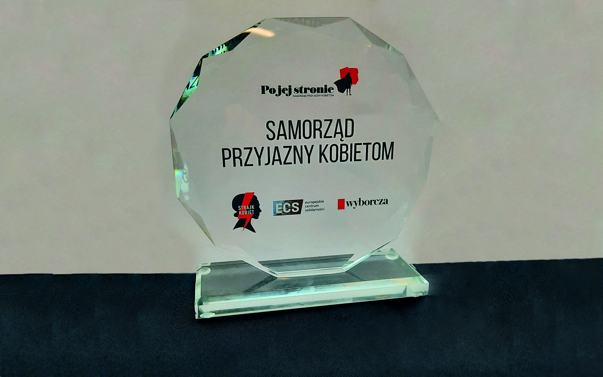 Na zdjęciu statuetka z napisem "samorząd przyjazny kobietom" - grafika artykułu