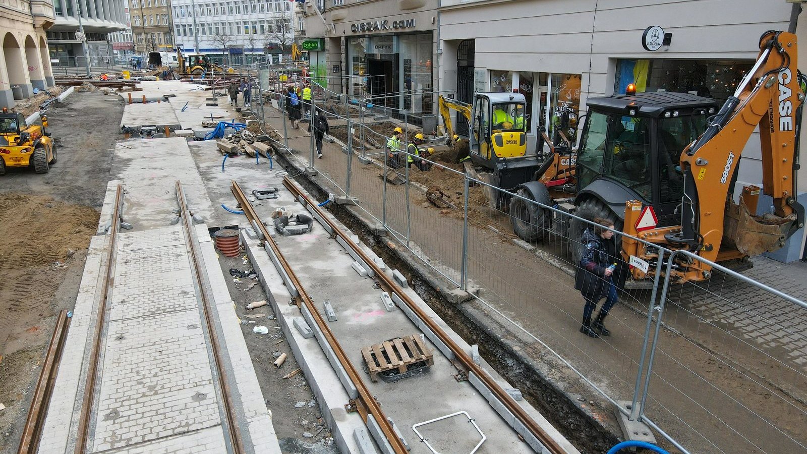 Na zdjęciu plac budowy, w centrum tory