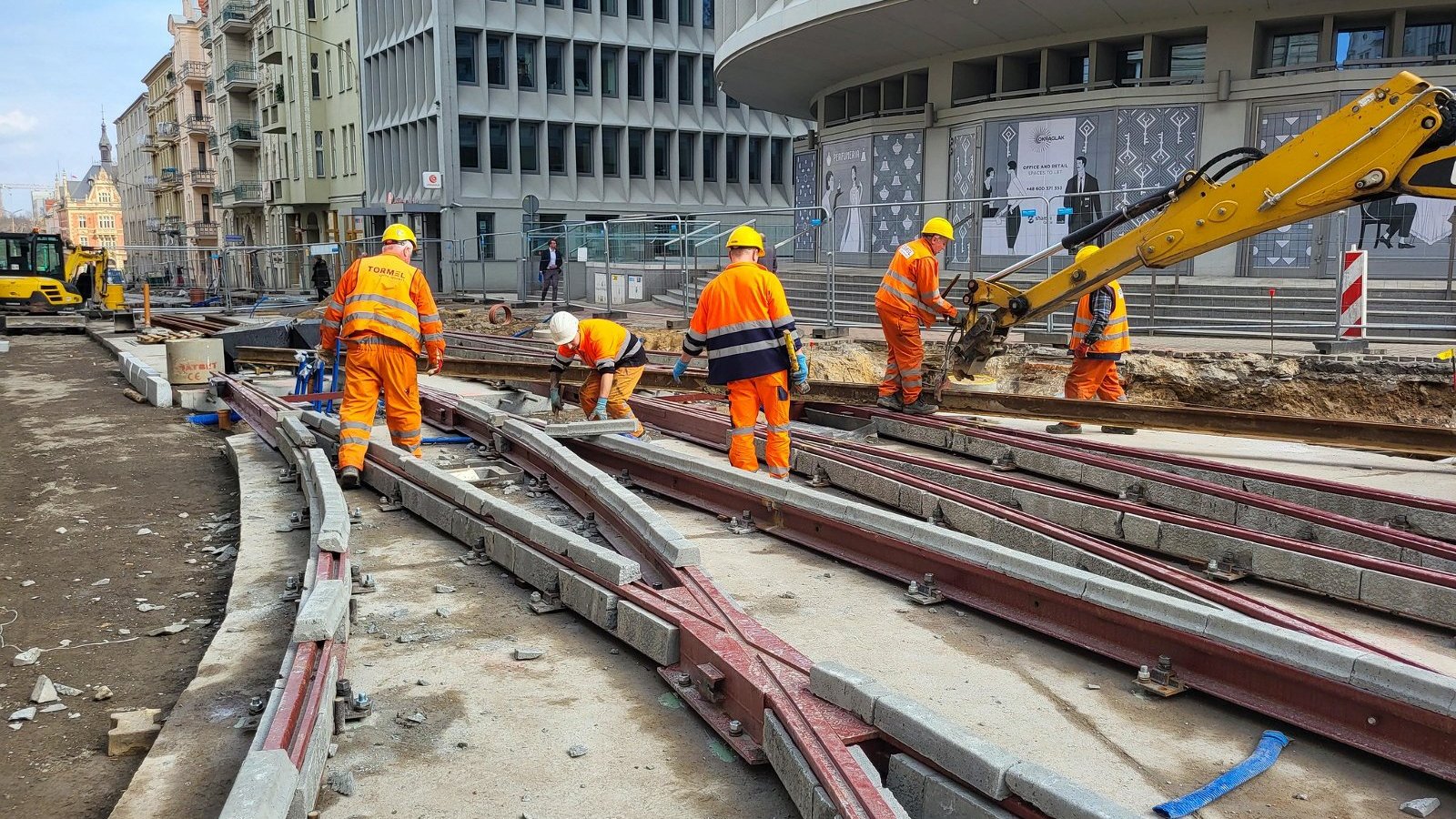 Na zdjęciu plac budowy, robotnicy na torowisku