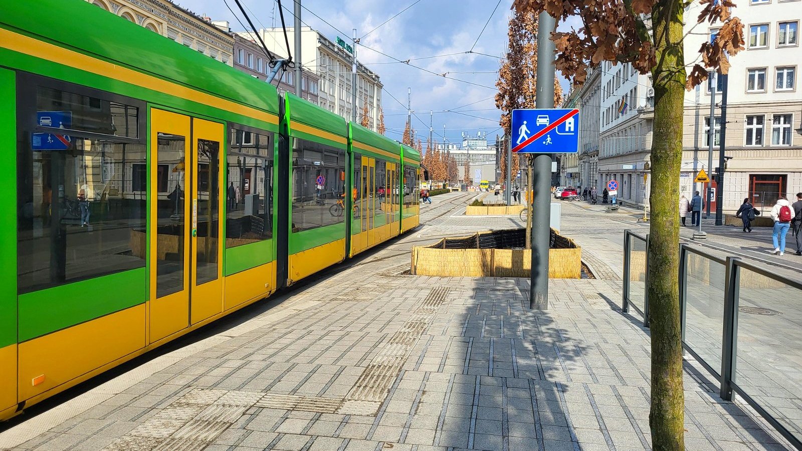 Na zdjęciu przebudowany przystanek, na nim tramwaj