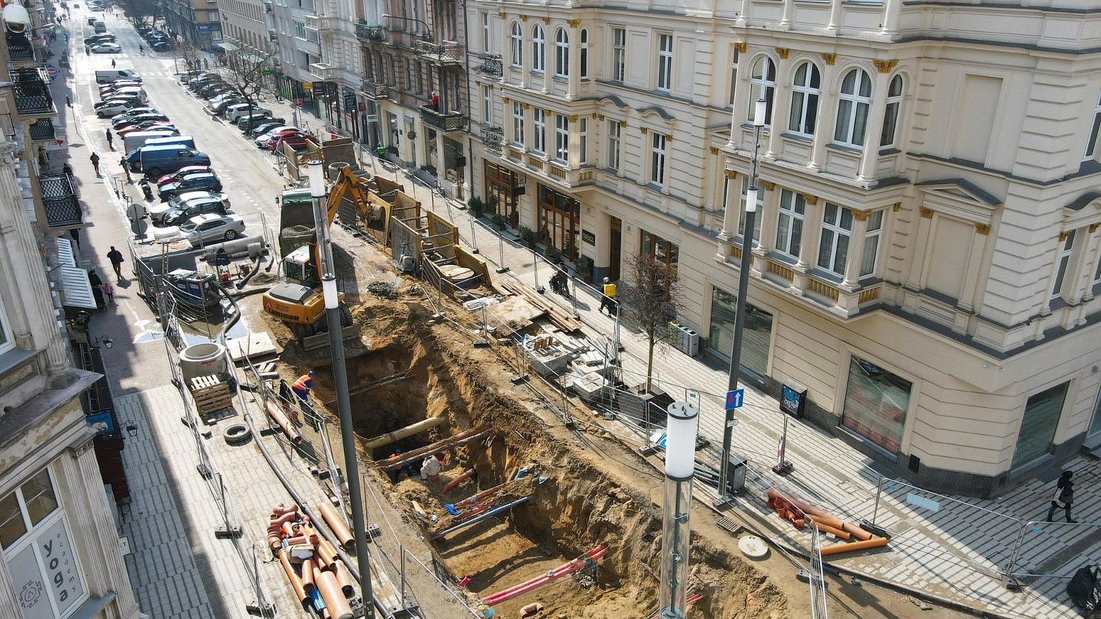 Na zdjęciu plac budowy widziany z lotu ptaka, w centrum maszyny