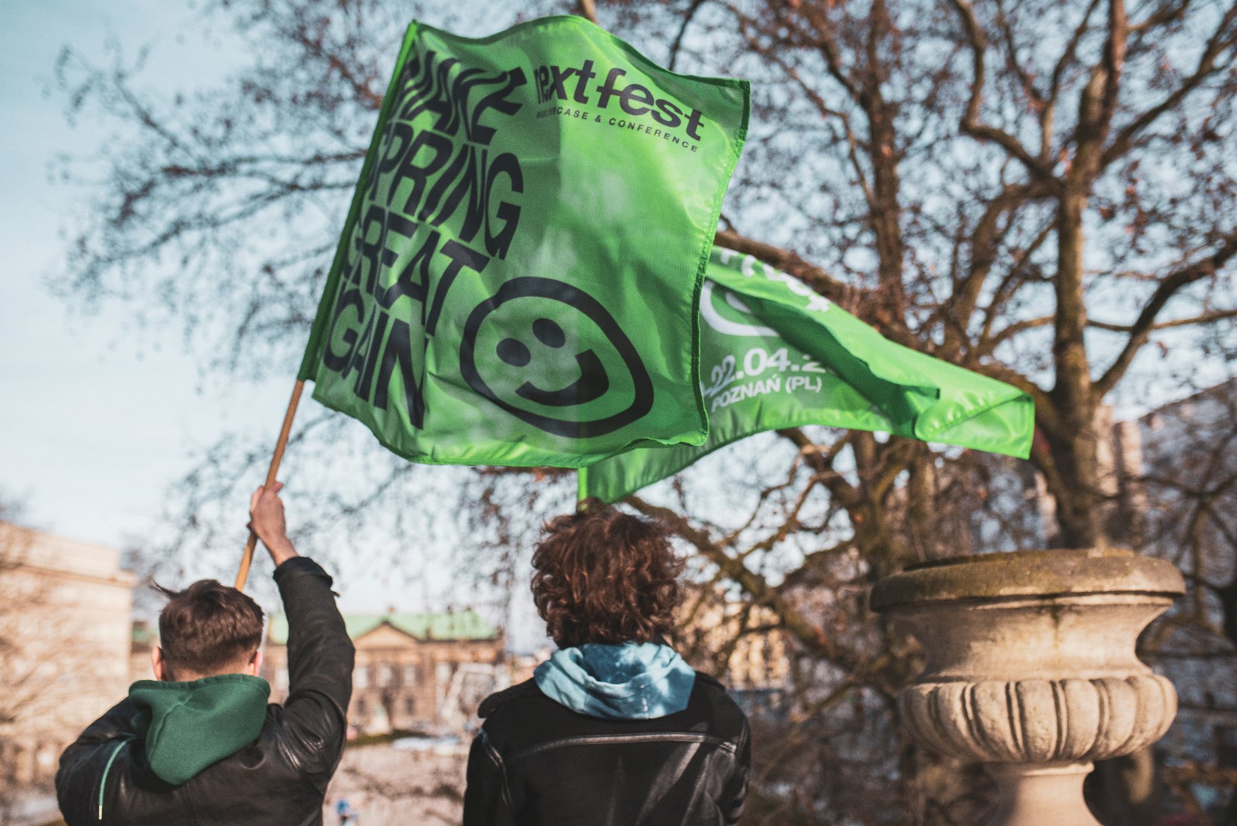 Zielone flagi Next Fest powiewające na balkonie Arkadii z widokiem na plac Wolności - grafika artykułu