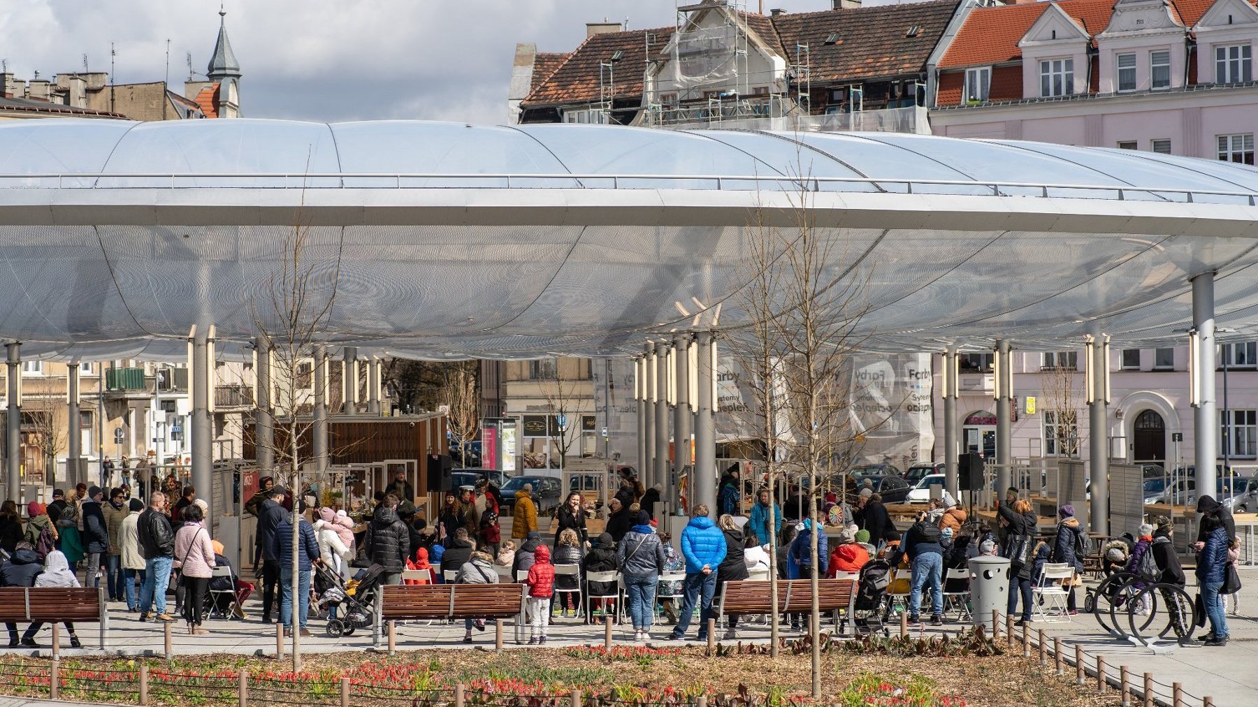 na zdjęciu rynek Łazarski, pod dachem dużo ludzi