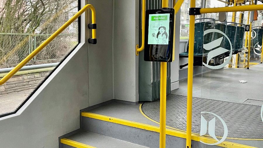 Terminal do płatności zbliżeniowych w tramwaju