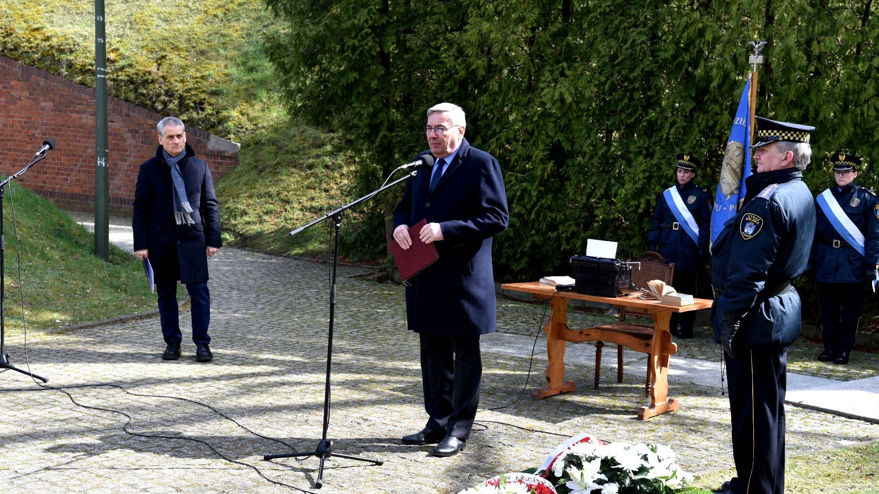 Na zdjęciu przewodniczący rady miasta przy mikrofonie, w Forcie VII