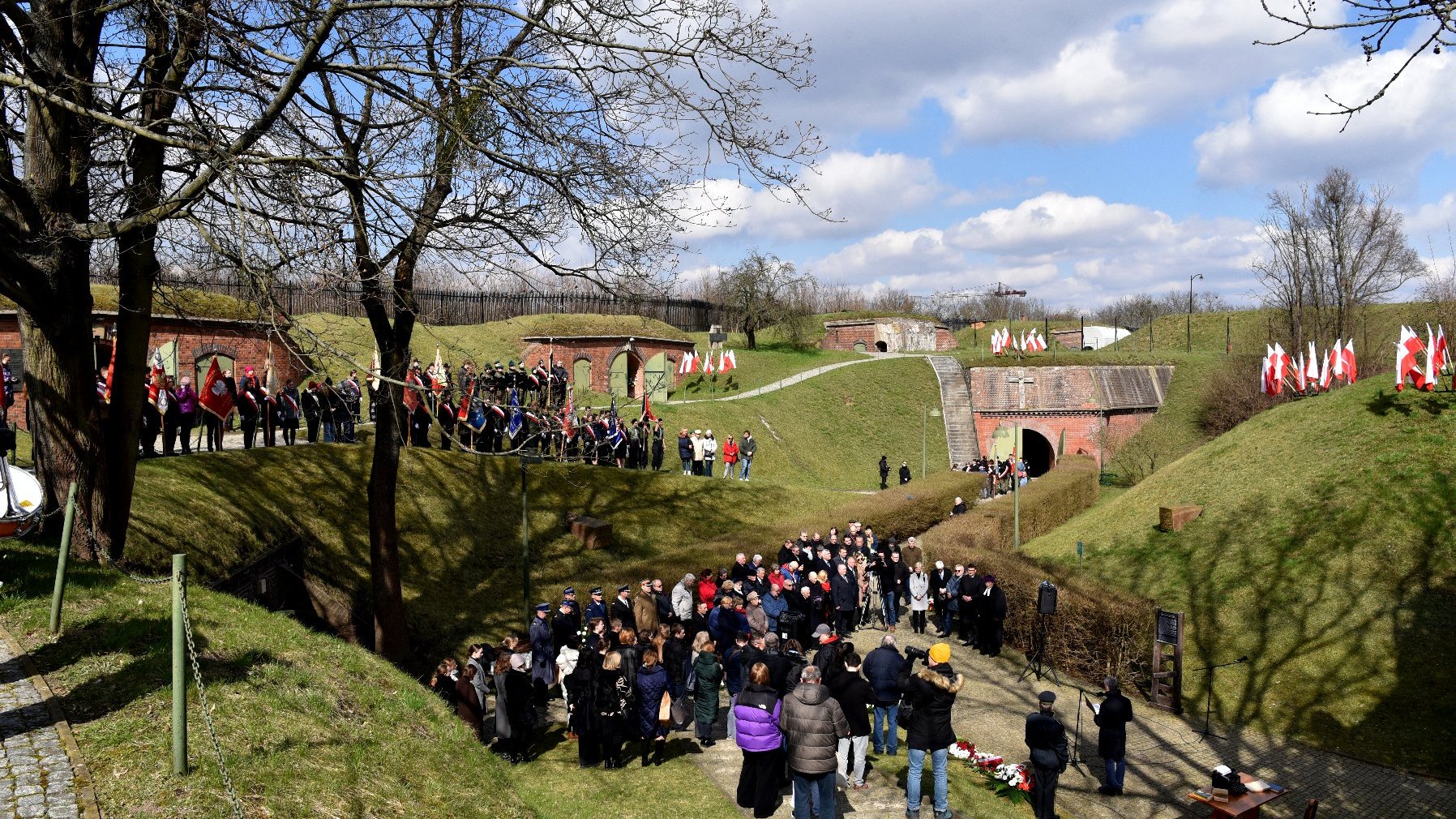 Na zdjęciu Fort VII i zebrani w nim ludzie, widziani z oddali