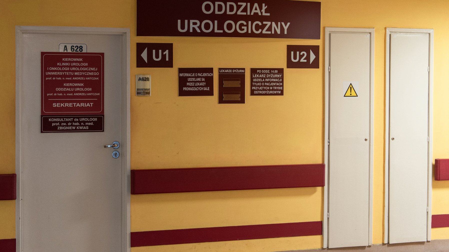 na zdjęciu wnętrze szpitala, widać napis: oddział urologiczny