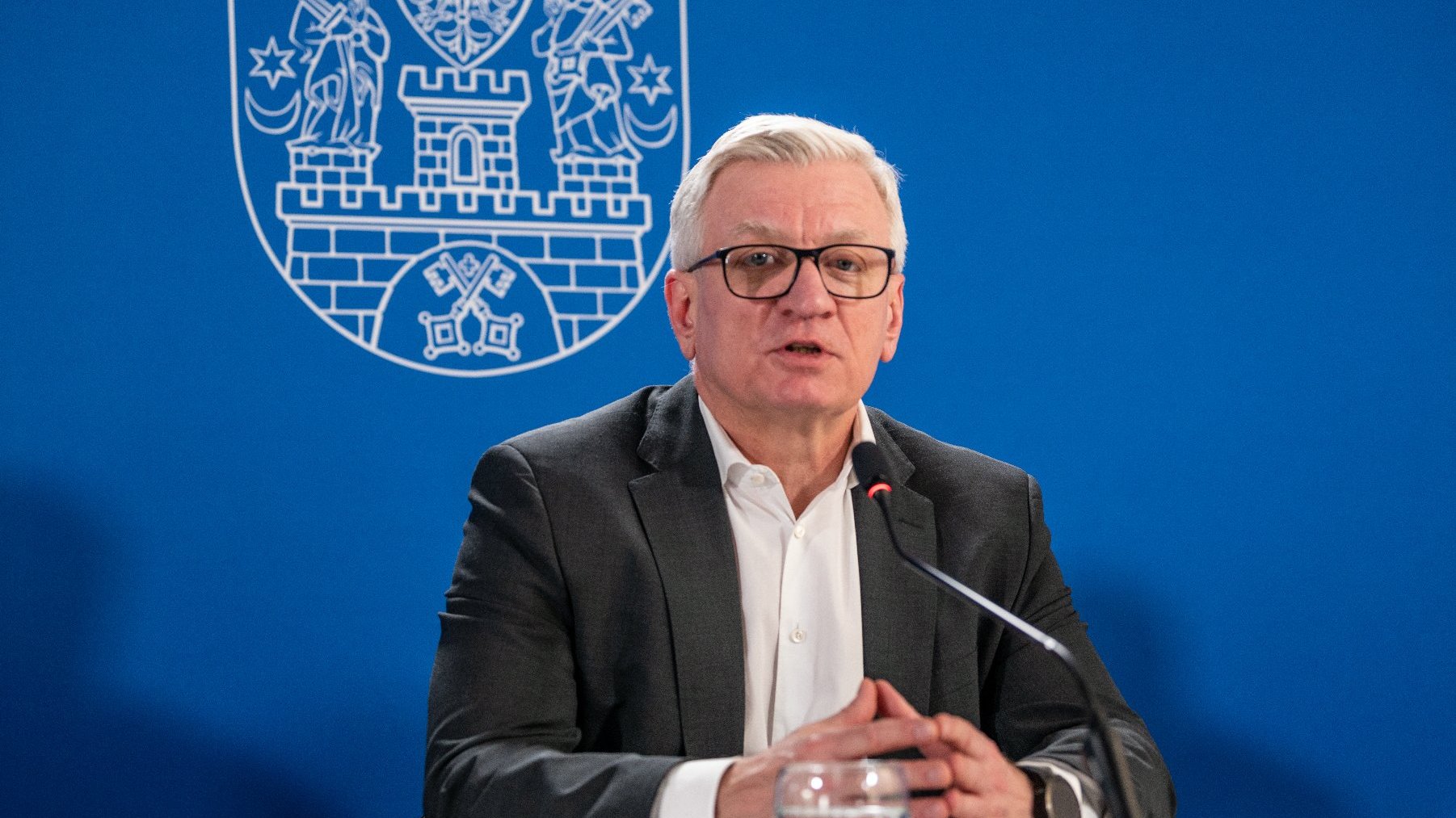 Na zdjęciu prezydent Poznania za stołem konferencyjnym
