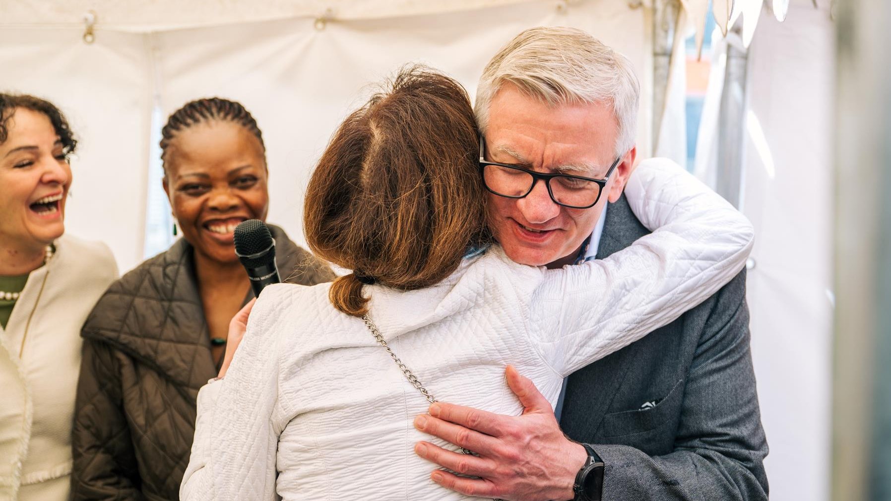 Na zdjęciu prezydent Poznania składający życzenia kobiecie