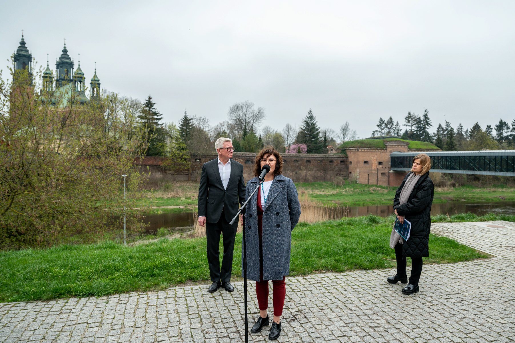 Od lewej: Jacek Jaśkowiak, prezydent Poznania, Monika Herkt, dyrektor Poznańskiego Centrum Dziedzictwa i Arleta Kolasińska z Fundacji Puenta. - grafika artykułu