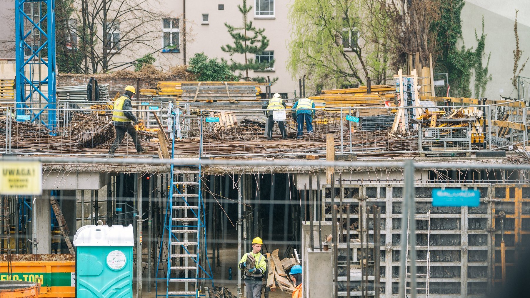 Zdjęcie przedstawia plac budowy nowego laboratorium kryminalistycznego w Poznaniu,