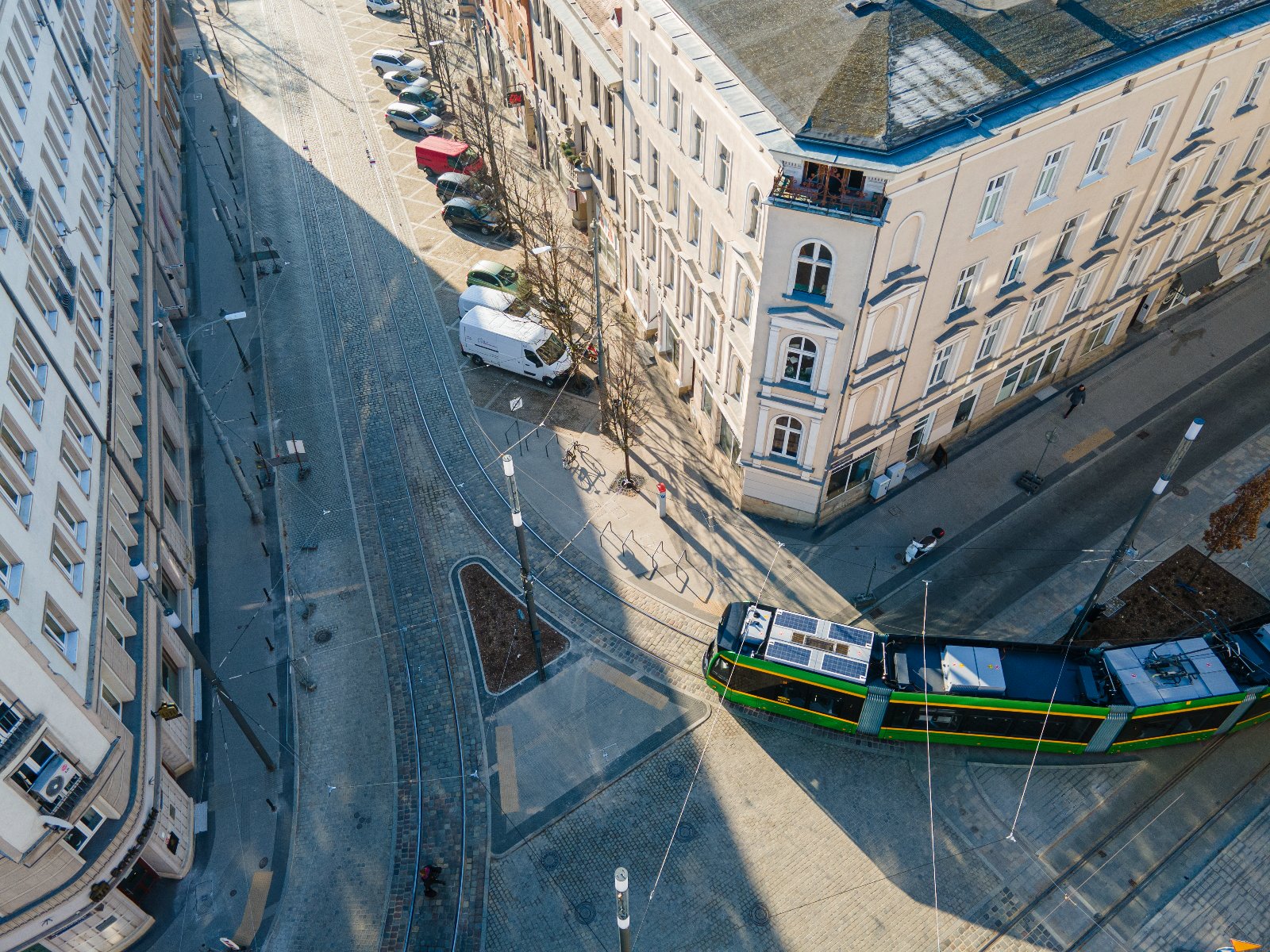 Na zdjęciu skrzyżowaniu Al. Marcinkowskiego i ul. Podgórnej i skręcający tramwaj - grafika artykułu