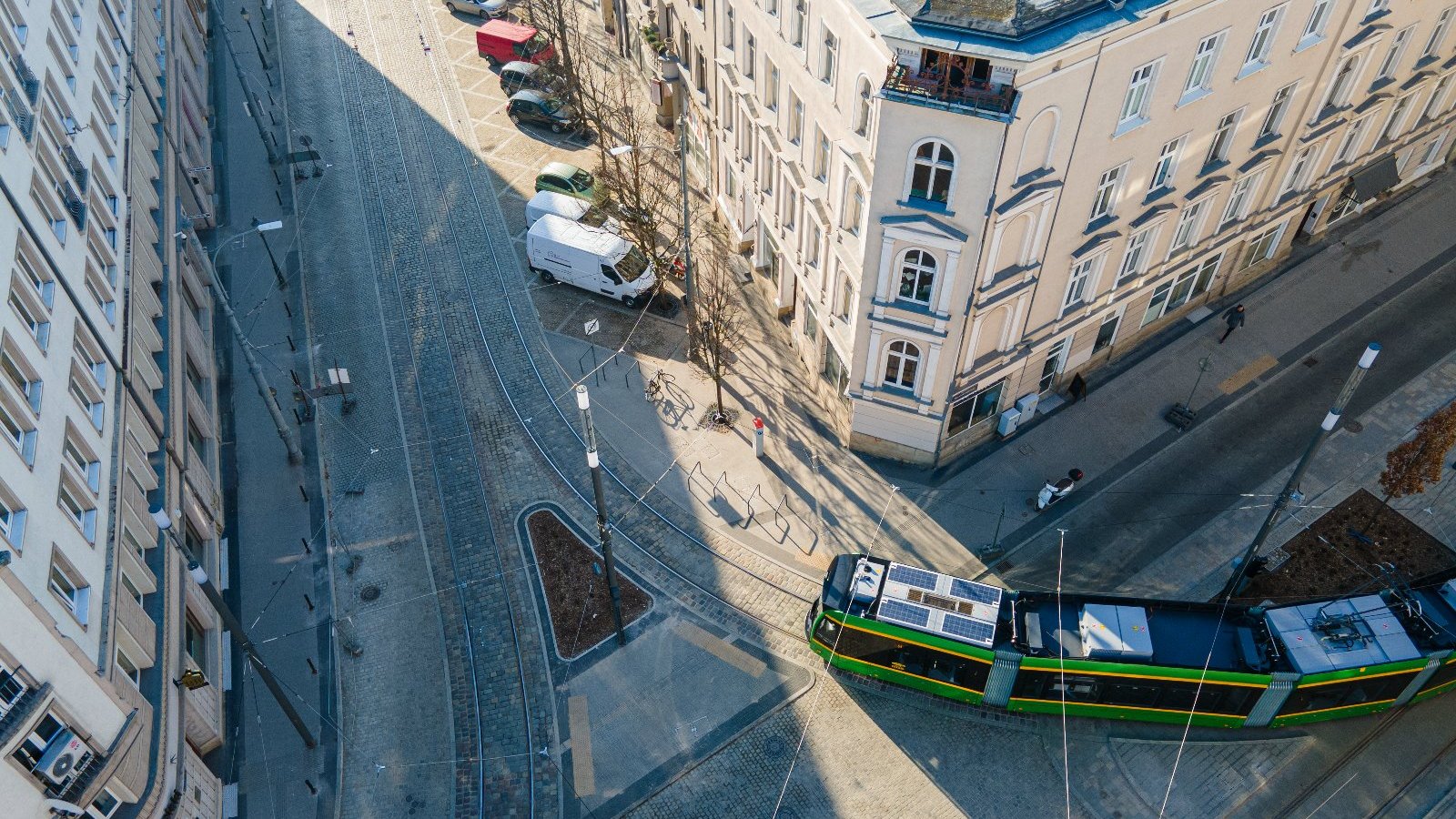 Na zdjęciu skrzyżowaniu Al. Marcinkowskiego i ul. Podgórnej i skręcający tramwaj